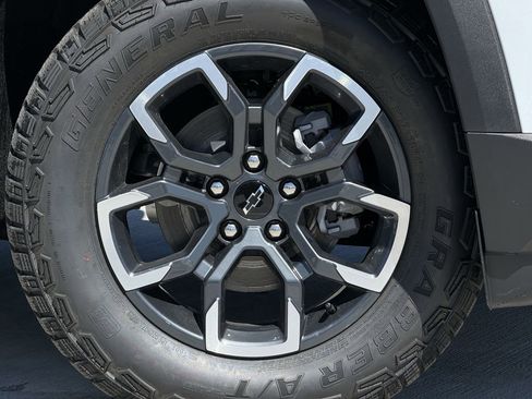 New 2026 Chevrolet Equinox ACTIV w/ Convenience Package III FWD image 8