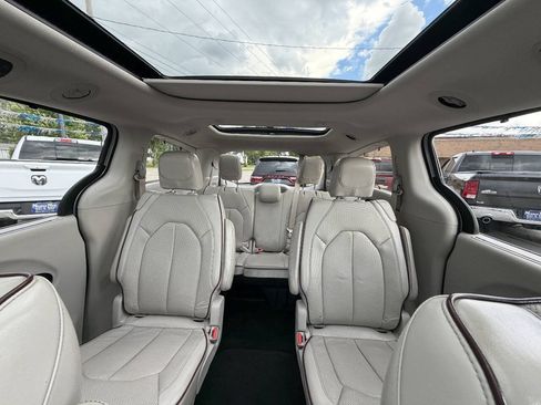 Used 2020 Chrysler Pacifica Limited FWD image 25