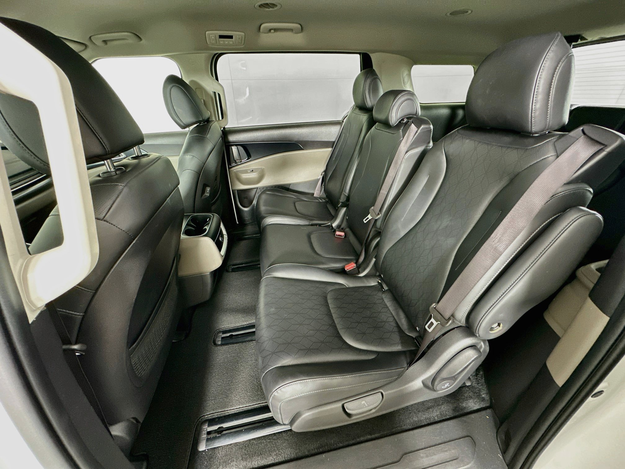 Used 2025 Kia Carnival FWD image 28