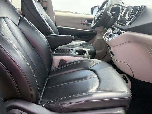 Used 2023 Chrysler Pacifica Touring-L FWD image 14