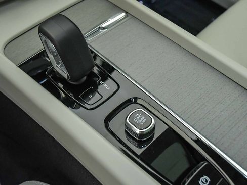 Certified 2025 Volvo XC60 T8 Plus w/ Protection Package Premier image 23