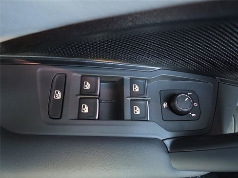 New 2026 Volkswagen Tiguan SE image 11