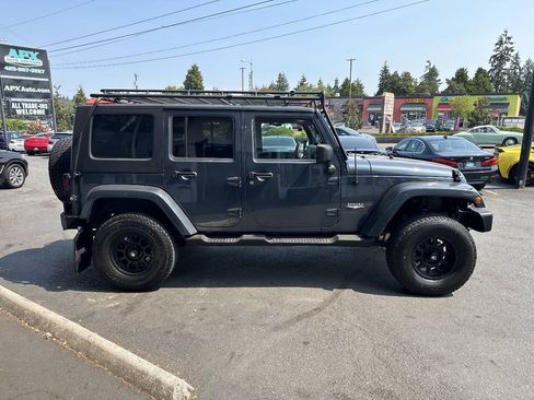Used 2008 Jeep Wrangler Unlimited Sahara AWD/4WD image 8