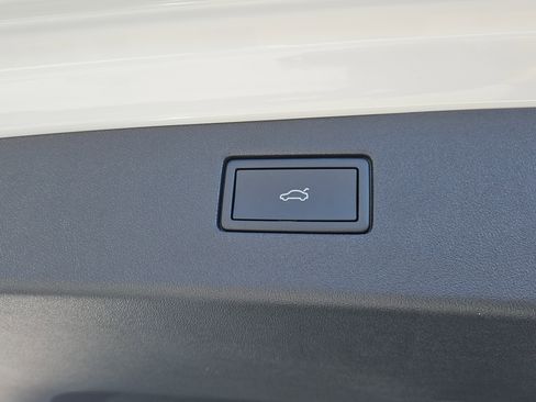 New 2026 Volkswagen Tiguan SE R-Line FWD image 7