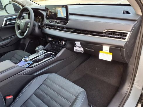 Used 2025 Mitsubishi Outlander AWD image 8