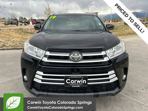 Used 2019 Toyota Highlander XLE FWD image 2