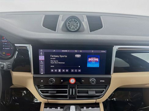 Certified 2025 Porsche Macan image 19