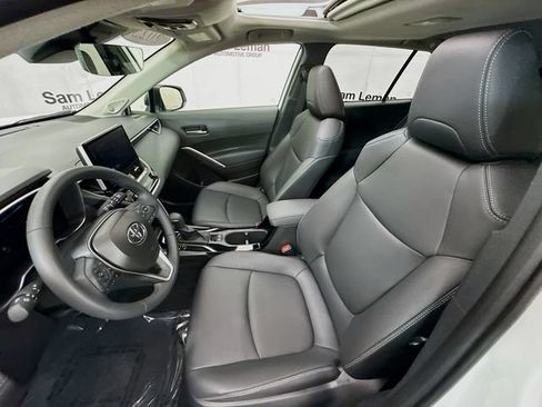 Used 2025 Toyota Corolla Cross XLE w/ Convenience Package FWD image 21