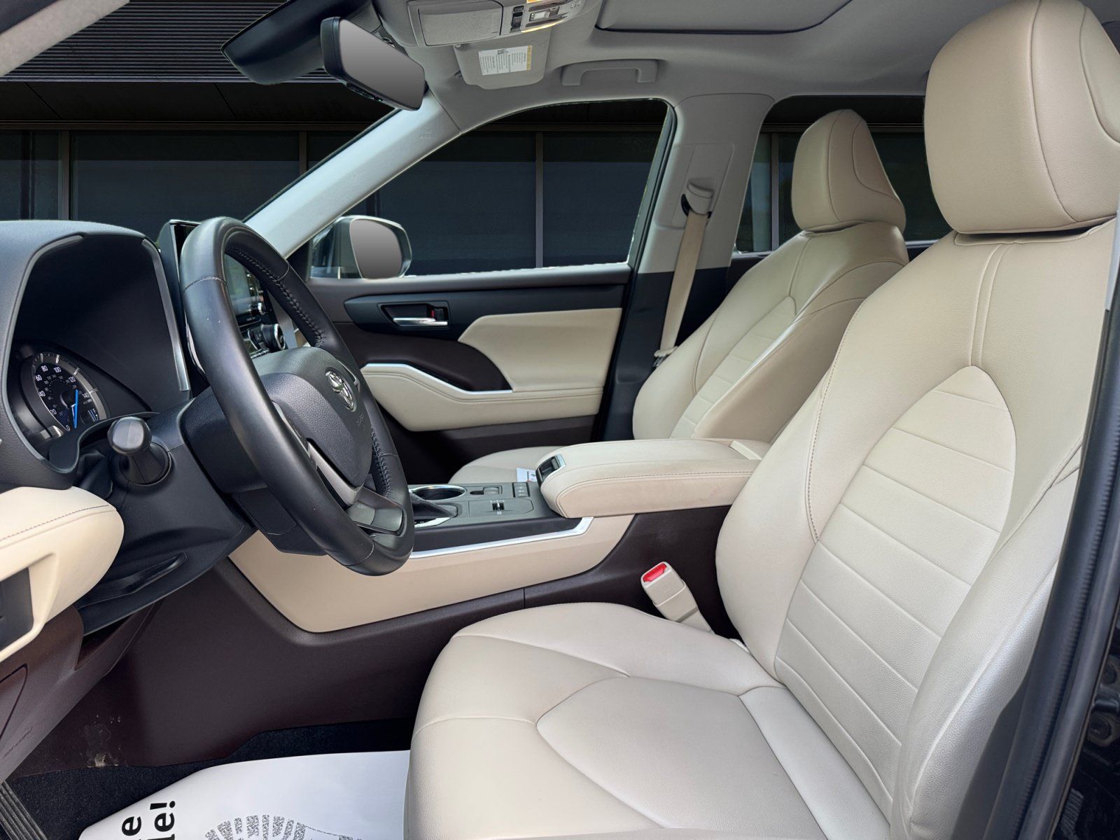 Used 2022 Toyota Highlander XLE AWD/4WD image 2