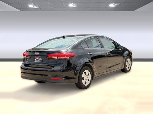 Used 2017 Kia Forte LX image 9