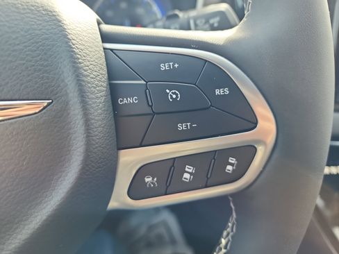 Used 2025 Chrysler Voyager LX image 19