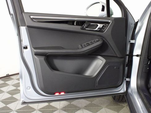 Used 2025 Porsche Macan image 14