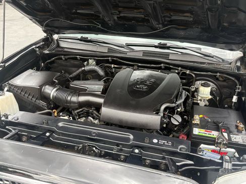 Used 2017 Toyota Tacoma TRD Sport AWD/4WD image 28