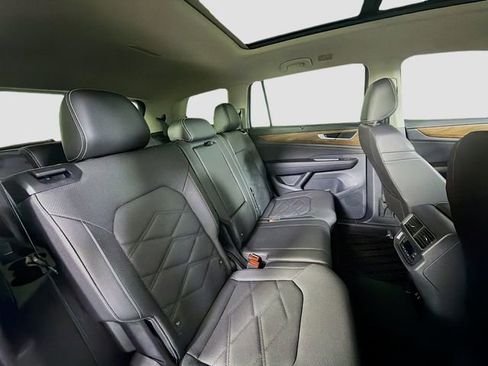 Used 2025 Volkswagen Atlas SE image 28