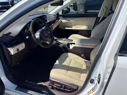 Used 2017 Lexus ES 350 w/ Luxury Package FWD image 2