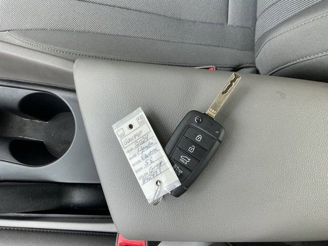 Used 2024 Hyundai Elantra SE FWD image 33