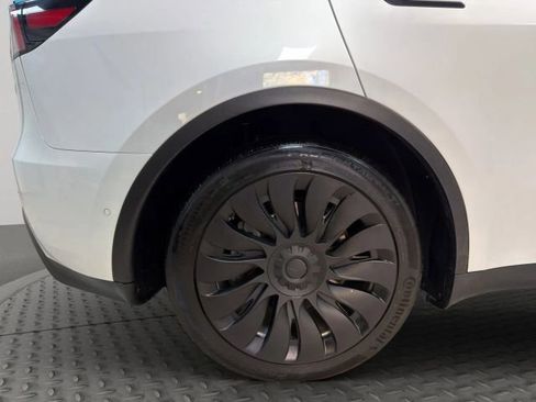 Used 2022 Tesla Model Y Long Range image 25