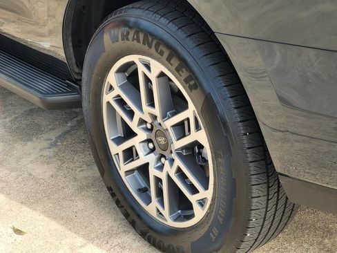 Used 2025 Ford Expedition Active RWD image 7
