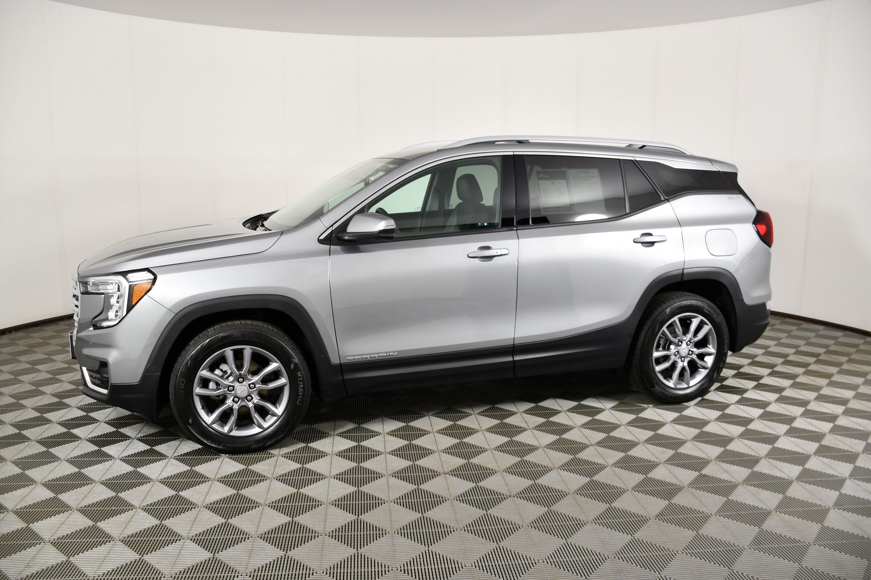 Used 2024 GMC Terrain SLT w/ Tech Package AWD/4WD image 9