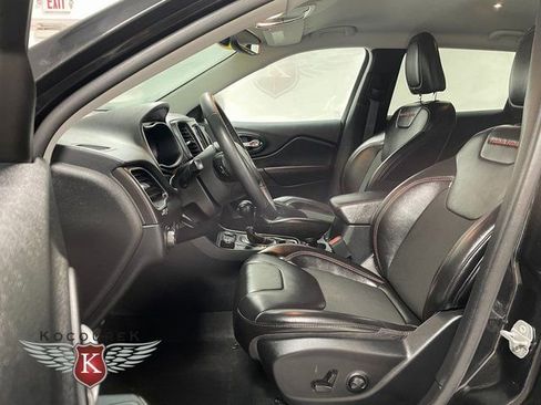 Used 2022 Jeep Cherokee Trailhawk image 11