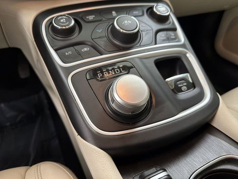 Used 2017 Chrysler 200 Limited Platinum image 28