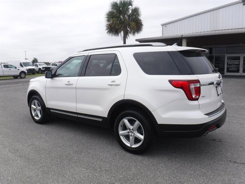Used 2018 Ford Explorer XLT w/ Equipment Group 202A image 9