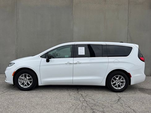 Used 2024 Chrysler Pacifica Touring-L image 29