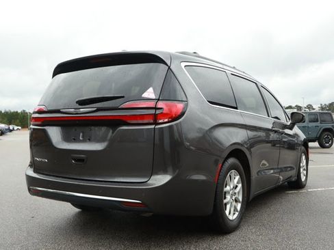 Used 2022 Chrysler Pacifica Touring-L image 6