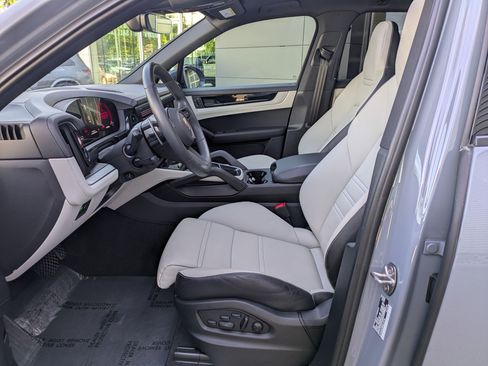 Used 2024 Porsche Cayenne AWD/4WD image 16