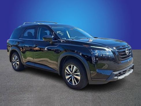 Used 2024 Nissan Pathfinder SL w/ Black Appearance Package AWD/4WD image 2