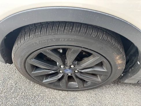 Used 2017 Ford Escape SE w/ SE Sport Appearance Package FWD image 3