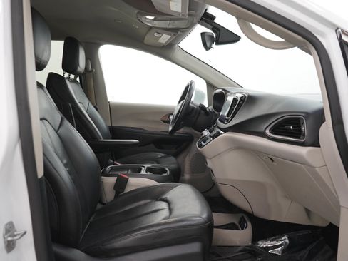 Used 2018 Chrysler Pacifica Touring-L w/ Tire & Wheel Group FWD image 11