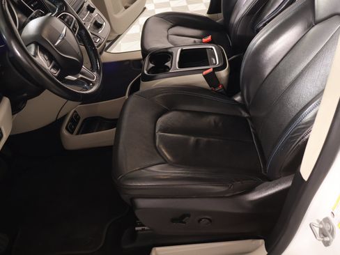 Used 2021 Chrysler Pacifica Touring-L FWD image 12