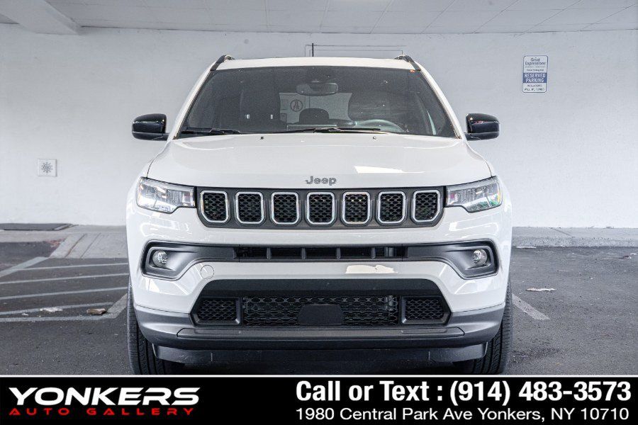 Used 2023 Jeep Compass Latitude w/ Sun and Sound Group AWD/4WD image 3