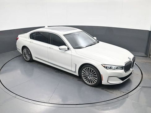Used 2021 BMW 740i image 15