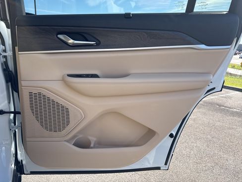 New 2025 Jeep Grand Cherokee L Limited w/ Luxury Tech Group II image 17