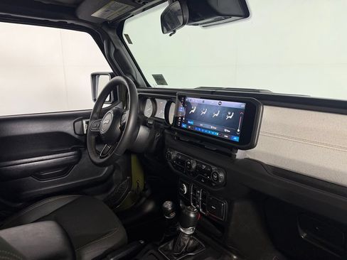 Used 2024 Jeep Wrangler Unlimited AWD/4WD image 30