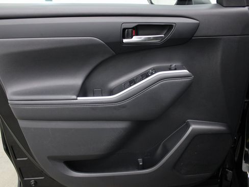 Used 2021 Toyota Highlander XLE image 12