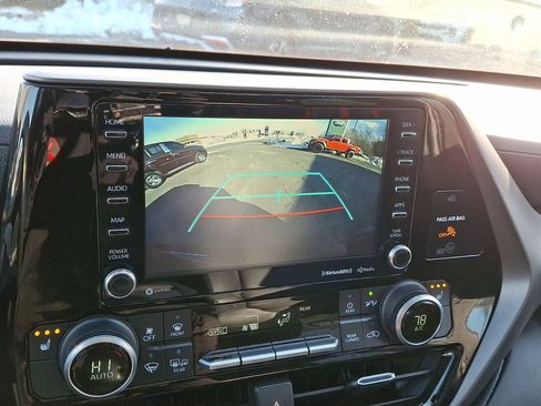 Used 2021 Toyota Highlander XLE image 24