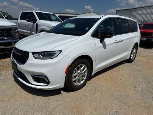 Used 2025 Chrysler Pacifica Select FWD image 1