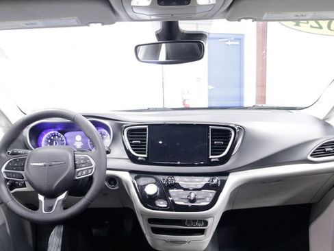 Used 2024 Chrysler Pacifica Touring-L image 16