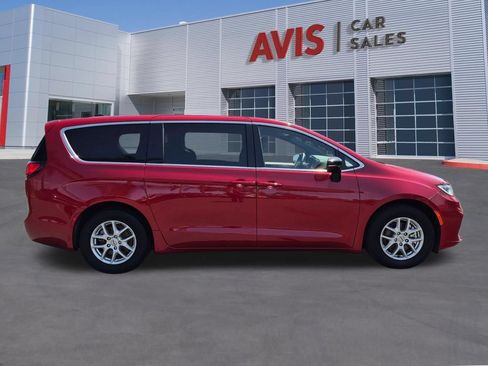 Used 2025 Chrysler Pacifica Select FWD image 5
