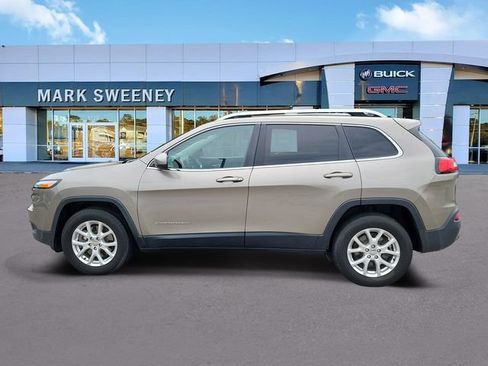 Used 2017 Jeep Cherokee Latitude AWD/4WD image 31