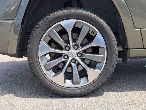 Used 2019 Jeep Cherokee Overland w/ Technology Group AWD/4WD image 12