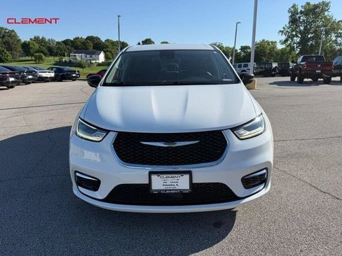 Used 2024 Chrysler Pacifica Touring-L FWD image 11