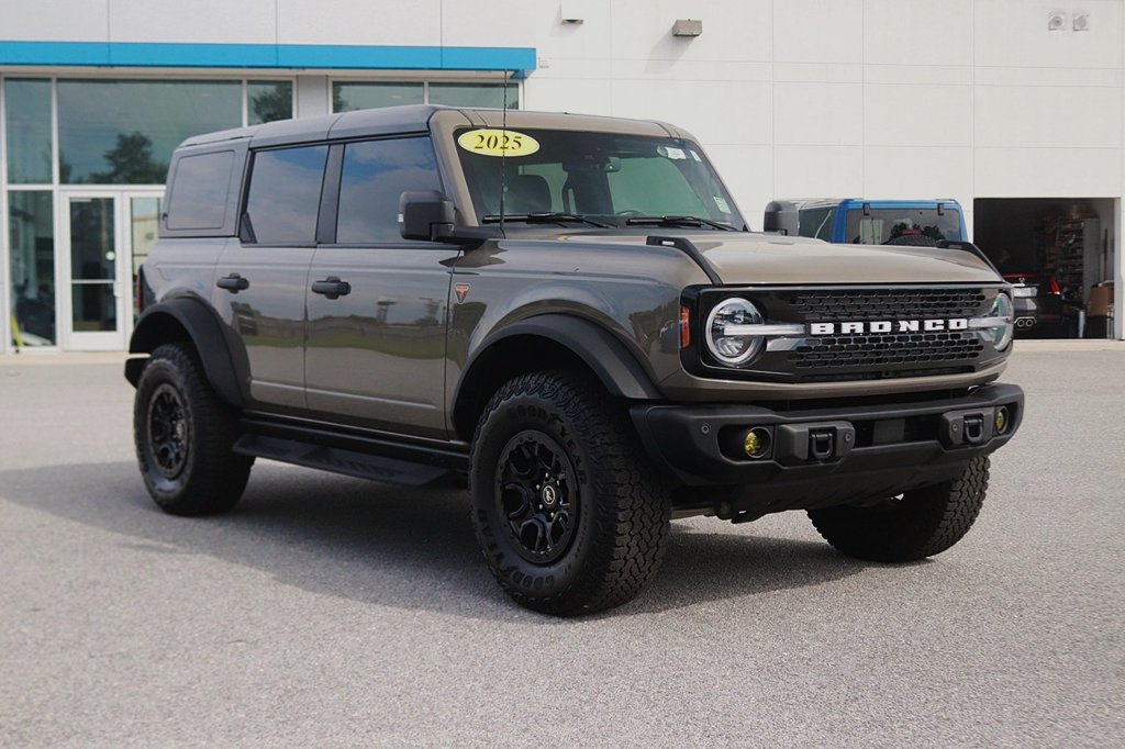 Used 2025 Ford Bronco Badlands AWD/4WD image 3