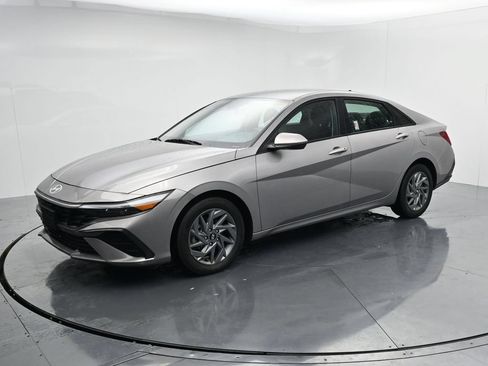 Used 2024 Hyundai Elantra SEL FWD image 4