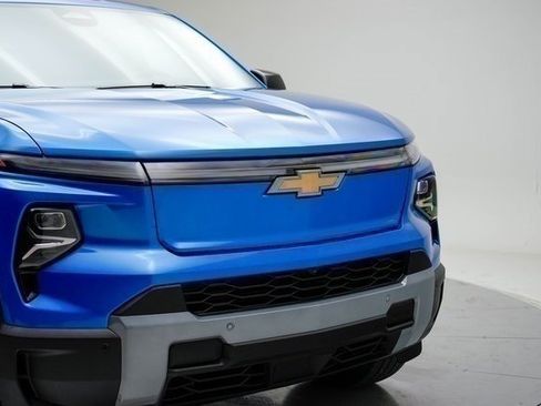 New 2025 Chevrolet Silverado EV LT image 12