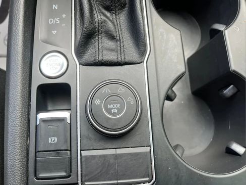 Used 2018 Volkswagen Atlas SE AWD/4WD image 16