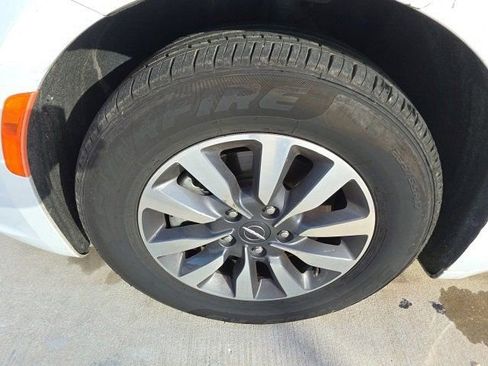 Used 2024 Chrysler Pacifica Select image 11